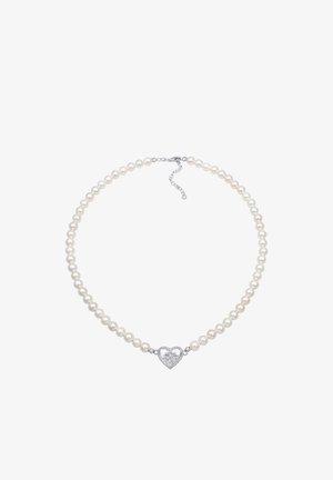 Colier din perle cu perle albe rotunde alternate și un pandantiv argintiu în formă de inimă, cu un design decorativ și închidere sigură.