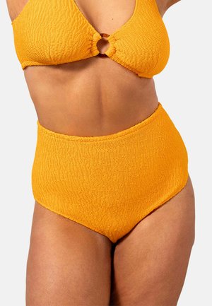 Gelber Bikini-Oberteil mit einem strukturierten, gerafften Design und einem runden braunen Ringdetail in der Mitte; kombiniert mit einem passenden hoch taillierten Unterteil.