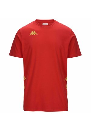 T-shirt in cotone rosso con maniche corte, colletto tondo e logo dorato sulla parte superiore sinistra del petto, con dettagli dorati lungo i lati.