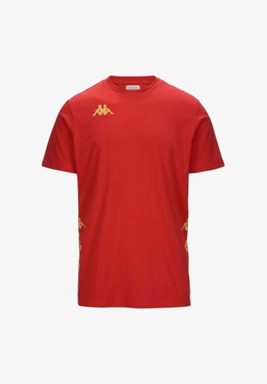 T-shirt in cotone rosso con maniche corte, colletto tondo e logo dorato sulla parte superiore sinistra del petto, con dettagli dorati lungo i lati.