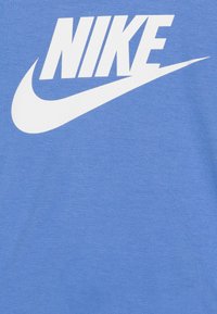 Nike Sportswear FUTURA EVERGREEN TEE UNISEX - Apdrukāts T-krekls - polar