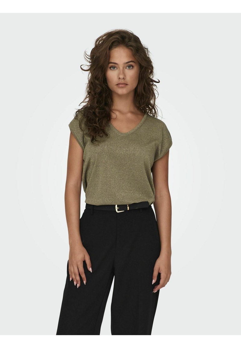 Top corto de manga corta en verde oliva con diseño de escote en V, hecho de un material brillante. Combinado con pantalones negros de cintura alta y un cinturón negro.