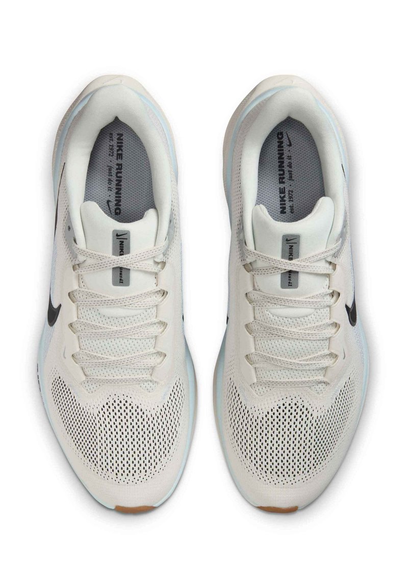 Scarpette da corsa Nike, tomaia in rete bianca, accenti grigi, punta rotonda, design con lacci, collare imbottito, suola ad aria visibile, costruzione leggera.