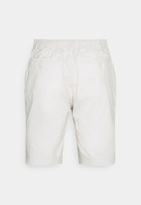 Shorts blancs en tissu léger, dotés d'une taille élastique, de deux poches arrière avec boutons, et d'une coupe droite.
