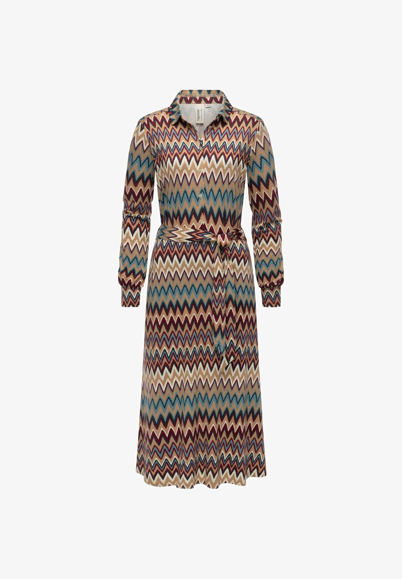 Sukienka w wzór z zygzakowatym motywem w kolorach czerwonym, niebieskim i kremowym. Długie rękawy, kołnierzyk, zapinana na guziki z przodu oraz pasek do wiązania w talii.