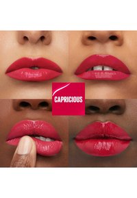 Quatre images en gros plan de lèvres présentant des teintes de rouge à lèvres rouge avec différentes finitions : mat et brillant. Le texte central indique "CAPRICIEUX."