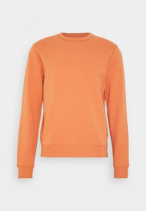 Sudadera de cuello redondo de manga larga color naranja con puños y dobladillo acanalados, que presenta una pequeña "F" amarilla bordada en el lado izquierdo del pecho.