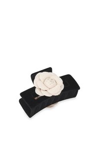 Zwart fluwelen haarspeld met een getextureerd bloemdesign in zacht beige. De speld heeft een rechthoekige vorm met een stevige grip.