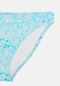 Világoskék bikini alsó, amely kicsi, különböző árnyalatú háromszögekből álló geometriai mintával van díszítve. Puha belső bélése és varrott szélei vannak.