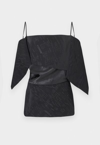 Top nero con motivo strutturato, caratterizzato da un design drappeggiato, spalline sottili regolabili e dettagli a vita arricciata.