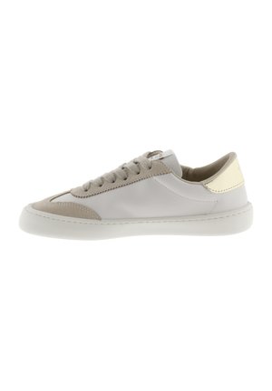 Sneaker grigie chiare con pannelli in suede e pelle, punta rotonda, morbida fodera in tessuto e un sottile accento metallico sul tallone.