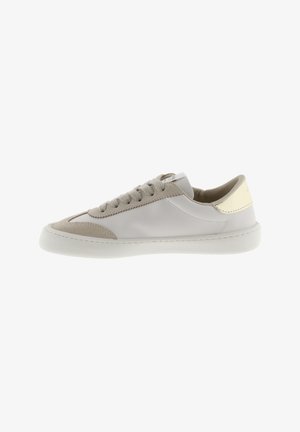 Baskets gris clair avec des panneaux en daim et en cuir, une pointe ronde, une doublure textile douce et un accent métallique subtil au niveau du talon.