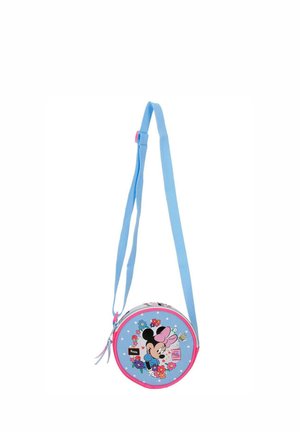 Bolso bandolera redondo azul con ribete rosa que muestra a Minnie Mouse sosteniendo flores y una correa azul ajustable.