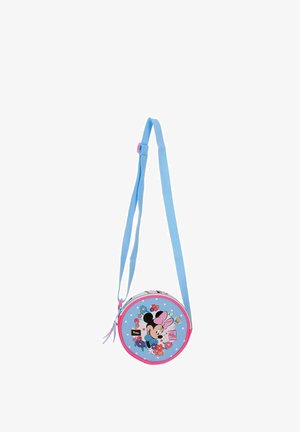 Bolso bandolera redondo azul con ribete rosa que muestra a Minnie Mouse sosteniendo flores y una correa azul ajustable.