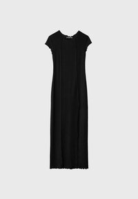 Robe longue noire en tissu doux, avec manches courtes, encolure ronde et détails d'ourlet festonné pour la texture.