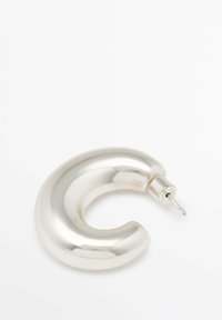 Boucle d'oreille en argent courbé, finition texturée, avec attache à clou et design semi-circulaire, d'un diamètre d'environ 5 cm.