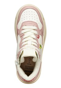Roze en witte hoogtop sneaker, met een geperforeerde neus, textuurleer, witte veters en kleurrijke accenten, en een zachte binnenvoering.