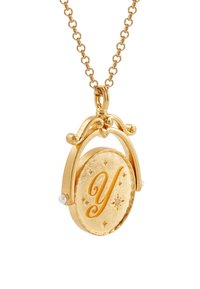 Kultainen riipuskaulakoru, jossa on ovaalin muotoinen koru ja kohotettu "Y", pieniä tähtiä sekä helmiripustus. Ketju on kevyt ja siro.