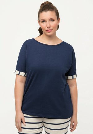 Marineblaues Kurzarmoberteil mit weitem Ausschnitt und gestreiftem Saum an den Ärmeln, kombiniert mit cremefarbenen und marineblauen gestreiften Hosen. Glatte Textur.