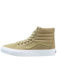 Beige Canvas-Sneaker im High-Top-Stil mit weißer Gummisohle, seitlichem Streifendesign und beigen Schnürsenkeln, von der äußeren Seite gezeigt.