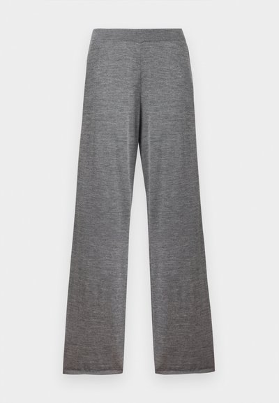 Šedé pletené nohavice širokého strihu s elastickým pásom a jemnou, textúrovanou látkou.