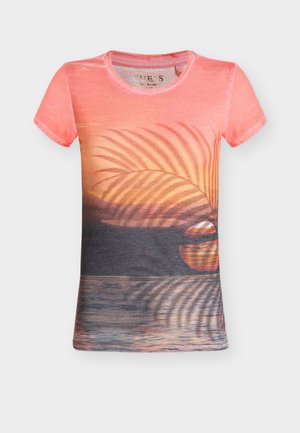 T-shirt corail à manches courtes avec un motif de coucher de soleil sur l'océan et une ombre de feuille de palmier sur le devant.