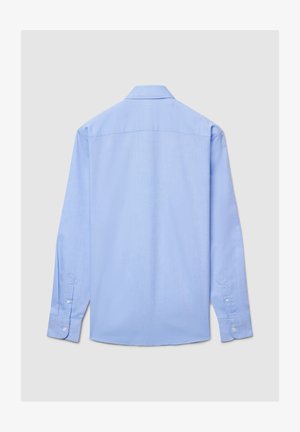Camicia a maniche lunghe azzurro chiaro con colletto button-down, tessuto liscio e polsini con bottoni. Design pulito, senza motivi o decorazioni visibili.