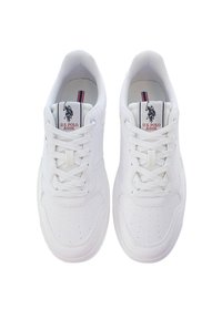 Scarpe da ginnastica bianche con dettagli perforati. Presentano una punta arrotondata e lacci. Logo e strisce sulla linguetta in rosso e blu.