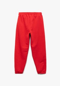 Røde sweatpants lavet af blødt bomuld, med elastisk talje og indsamlede manchetter ved anklerne, med en glat, ensartet tekstur.