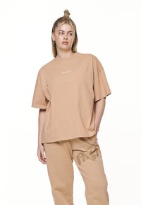 Pegador ARENDAL LOGO HEAVY OVERSIZED TEE - Apdrukāts T-krekls - washed safari sand/white