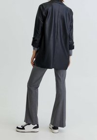 PULL&BEAR Keinonahkatakki - black
