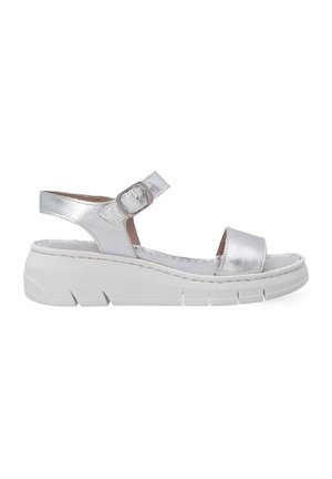 Sølvmetallic sandal med rem og spænde, åben tå-design, chunky hvid sål og tekstureret fodseng.
