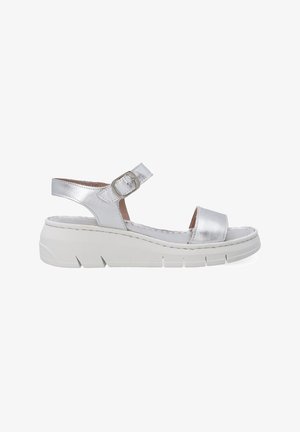 Sølvmetallic sandal med rem og spænde, åben tå-design, chunky hvid sål og tekstureret fodseng.