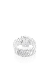 Anillo de malla plateada con una banda más ancha, que presenta un diseño en relieve y bordes suaves. La superficie reflectante realza su textura metálica.