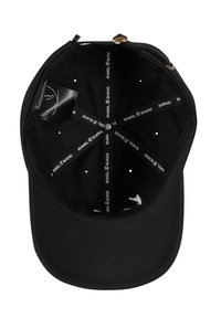 Casquette de baseball noire avec un intérieur en tissu lisse. Contient des trous de ventilation et une doublure intérieure de marque avec un motif de logo répété.