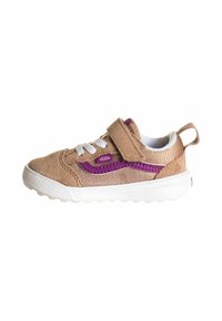 Sneaker in suede e mesh color sabbia con lacci bianchi, fascia in Velcro, dettagli viola e suola in gomma bianca testurizzata. Design compatto con tab pulls sul retro.