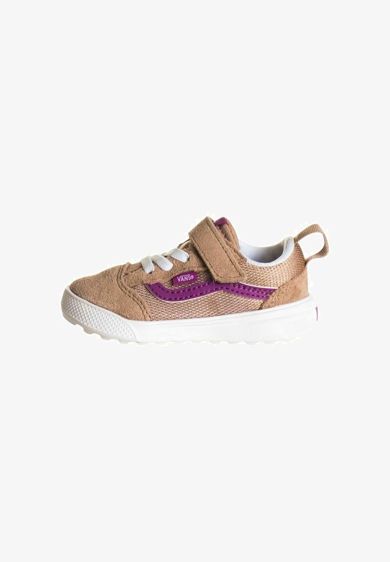 Sneaker in suede e mesh color sabbia con lacci bianchi, fascia in Velcro, dettagli viola e suola in gomma bianca testurizzata. Design compatto con tab pulls sul retro.