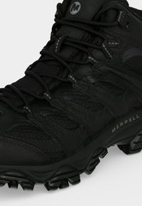 Μαύρο μποτάκι πεζοπορίας Merrell με υφασμένο δερμάτινο πάνω μέρος, ασφαλές δέσιμο με κορδόνια και ανθεκτική σόλα σχεδιασμένη για πρόσφυση και υποστήριξη σε εξωτερικούς χώρους.