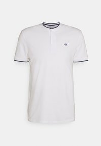 Hvit kortermet polo-skjorte med henley-krage, marineblå kontrastkant på ermene og nakken, med en liten logo på venstre bryst.