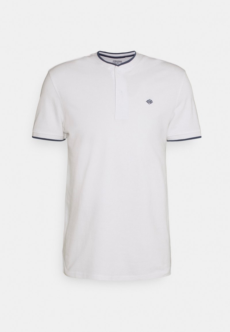 Hvit kortermet polo-skjorte med henley-krage, marineblå kontrastkant på ermene og nakken, med en liten logo på venstre bryst.
