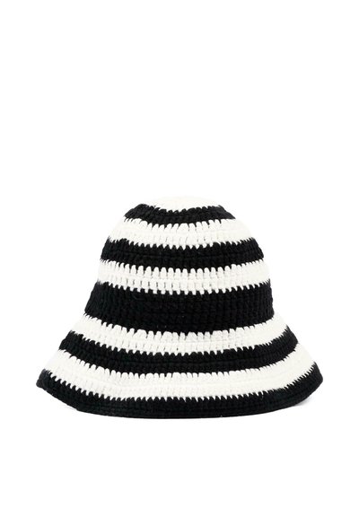 Gehaakte emmerhoed met zwart-witte strepen en een brede, naar beneden aflopende rand.