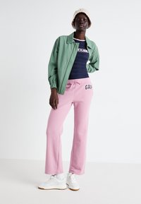 GAP HERITAGE - Teplákové kalhoty - lilas pink