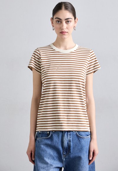 T-shirt à manches courtes rayé en crème et marron, avec un col côtelé et une coupe décontractée. Accompagné d'un jean en denim léger et ample.