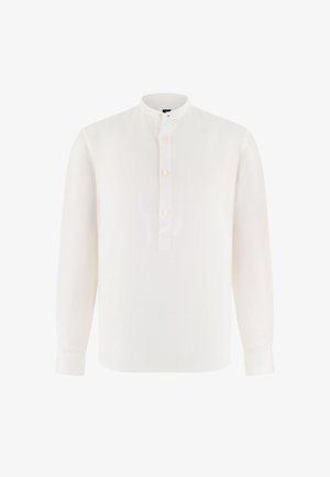 Camisa blanca de manga larga con cuello mao y tapeta con tres botones, con puños abotonados y dobladillo recto.