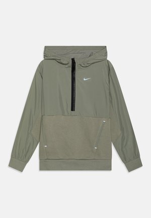 Hellolivgrüner Nike-Pullover-Hoodie mit halbem schwarzem Reißverschluss, verstellbarer Kapuze, Fronttaschen und weißem Logo auf der Brust.