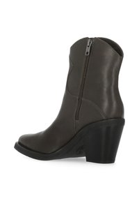 Stivaletto alla caviglia in pelle marrone con forma elegante, tacco inclinato e cerniera laterale; texture liscia con design minimalista.