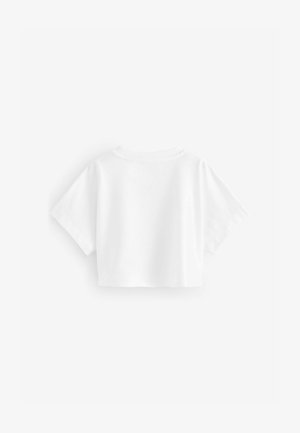 Bela skrajno kratka majica z okroglim izrezom, kratkimi rokavi in gladko, mehko teksturo. Preprost dizajn, brez vzorcev ali okraskov.