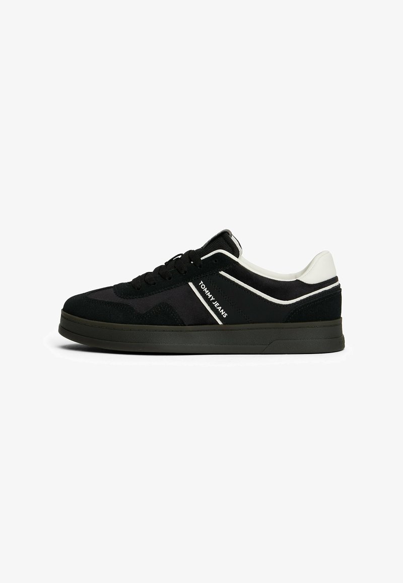 Schwarz-weißer Low-Top-Sneaker mit schwarzem Sohlen, Schnürsenkeln und Seitenpaneel mit "Tommy Jeans" Branding.