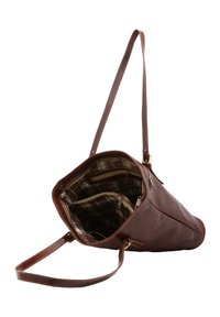 Bruine leren totebag met een gestructureerd ontwerp, lange schouderriem en een geruite binnenzijde met meerdere vakken en een ritssluiting aan de bovenkant.