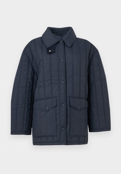 Μπλε σκούρο καπιτονέ μπουφάν με μπροστινά κουμπιά τύπου τρουκ, τσέπες με καπάκι και φαρδιά γιακά με ρυθμιζόμενο πατ με τρουκ.